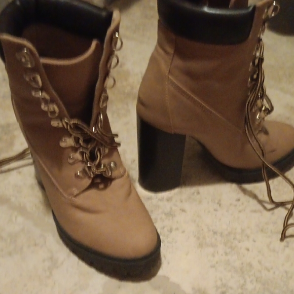 Stylish Tan Lace-Up Ankle Boots - Picture 1 of 1